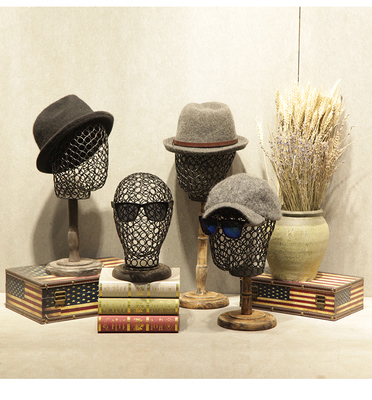 复古风尚，创意演绎 奥力高女装橱窗装饰的艺术魅力